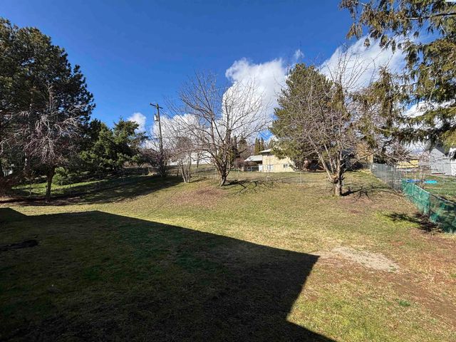 310 NW Robert St, Pullman, WA 99163