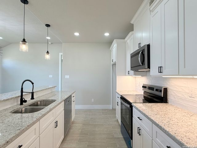 125 Camino Verde Ct, La Vernia, TX 78121