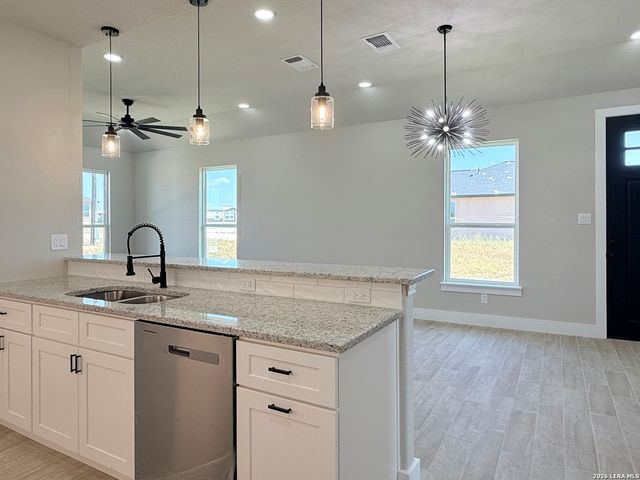125 Camino Verde Ct, La Vernia, TX 78121