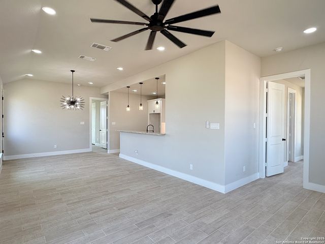 125 Camino Verde Ct, La Vernia, TX 78121