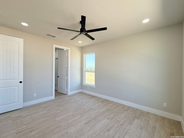 125 Camino Verde Ct, La Vernia, TX 78121
