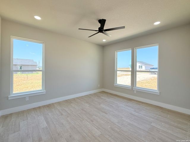 125 Camino Verde Ct, La Vernia, TX 78121