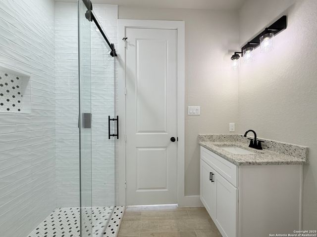 125 Camino Verde Ct, La Vernia, TX 78121