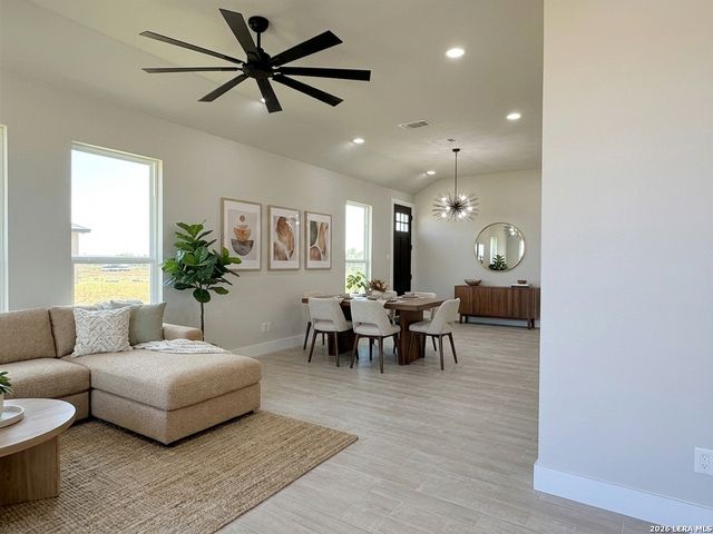 125 Camino Verde Ct, La Vernia, TX 78121