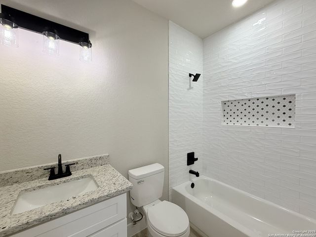 125 Camino Verde Ct, La Vernia, TX 78121