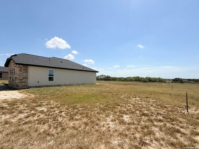125 Camino Verde Ct, La Vernia, TX 78121