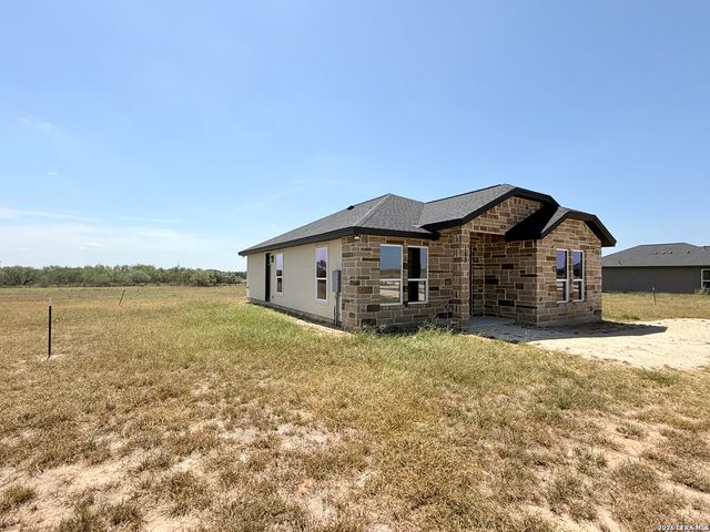 125 Camino Verde Ct, La Vernia, TX 78121