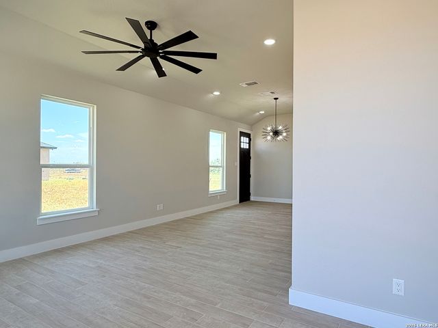 125 Camino Verde Ct, La Vernia, TX 78121