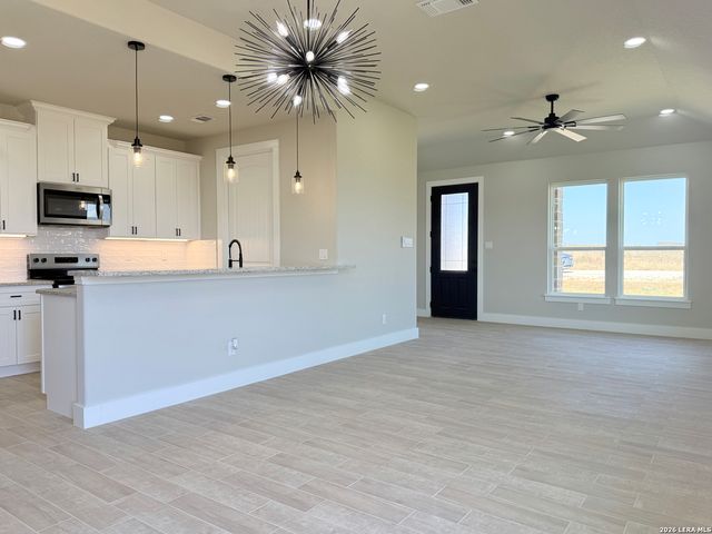 125 Camino Verde Ct, La Vernia, TX 78121