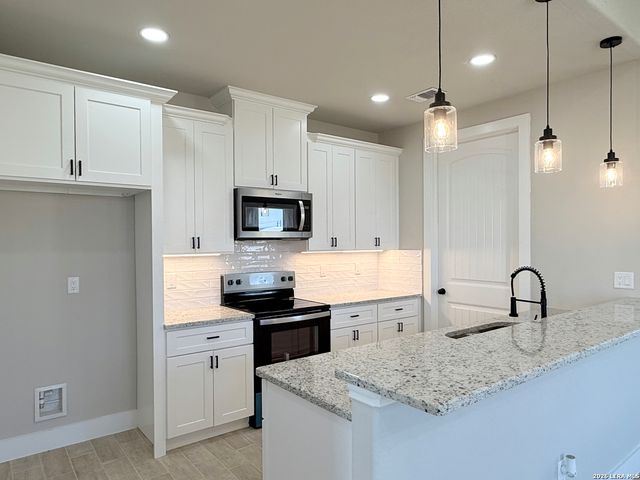 125 Camino Verde Ct, La Vernia, TX 78121