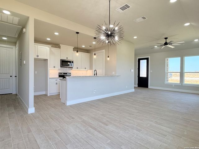 125 Camino Verde Ct, La Vernia, TX 78121