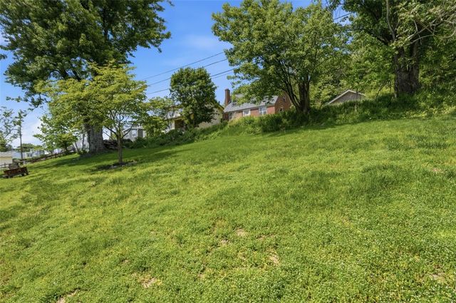 212 Davis Ave, Shaler, PA 15223