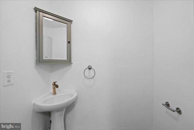 4252 CLAY ST NE, Washington, DC 20019