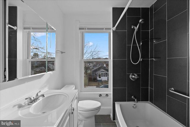 4252 CLAY ST NE, Washington, DC 20019