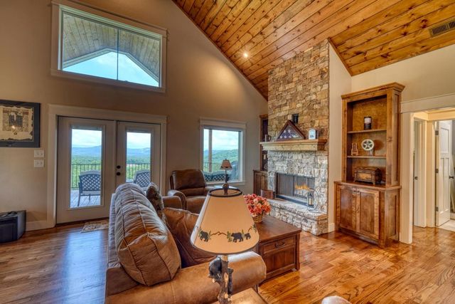 25 Ivy Log Heights Spur, Young Harris, GA 30582