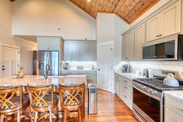 25 Ivy Log Heights Spur, Young Harris, GA 30582