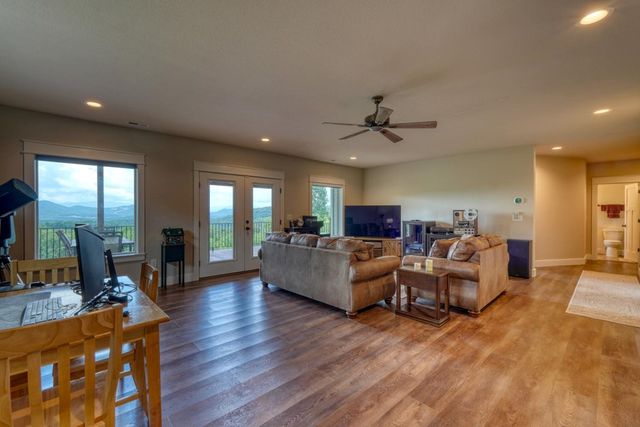 25 Ivy Log Heights Spur, Young Harris, GA 30582
