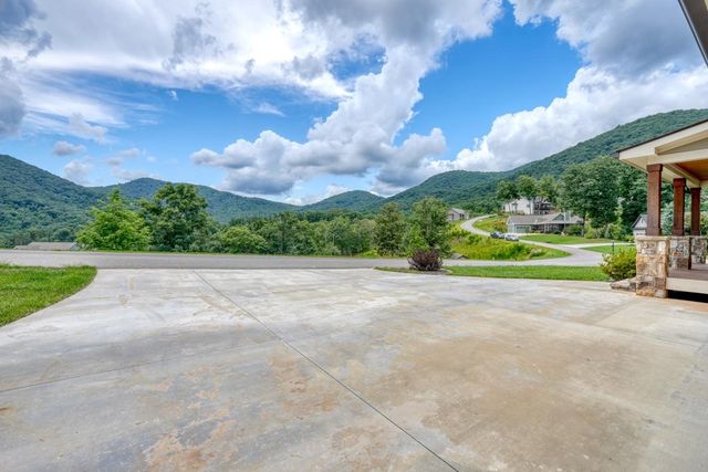 25 Ivy Log Heights Spur, Young Harris, GA 30582