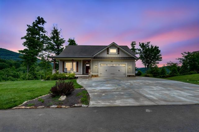 25 Ivy Log Heights Spur, Young Harris, GA 30582