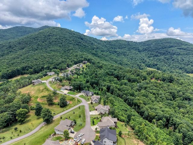25 Ivy Log Heights Spur, Young Harris, GA 30582