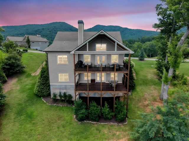 25 Ivy Log Heights Spur, Young Harris, GA 30582