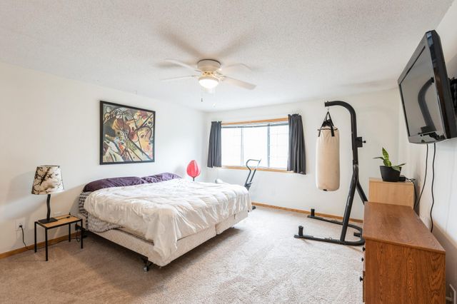 2752 Autumnwood Lane, Minnetonka, MN 55305