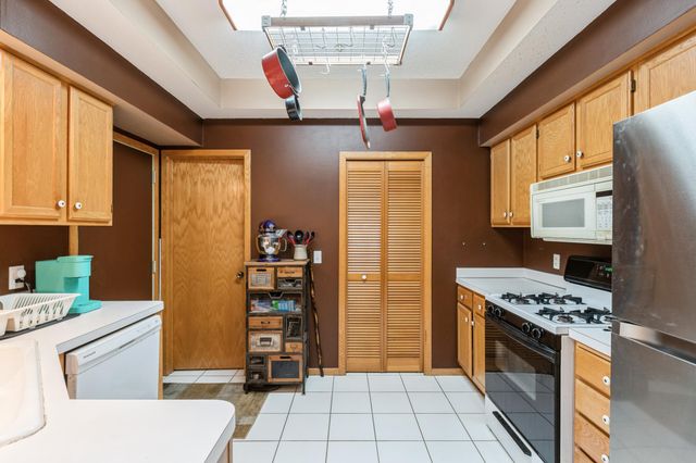 2752 Autumnwood Lane, Minnetonka, MN 55305