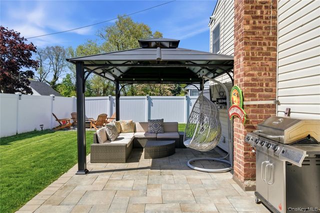 149 Raleigh Lane, West Islip, NY 11795