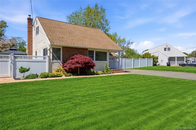 149 Raleigh Lane, West Islip, NY 11795