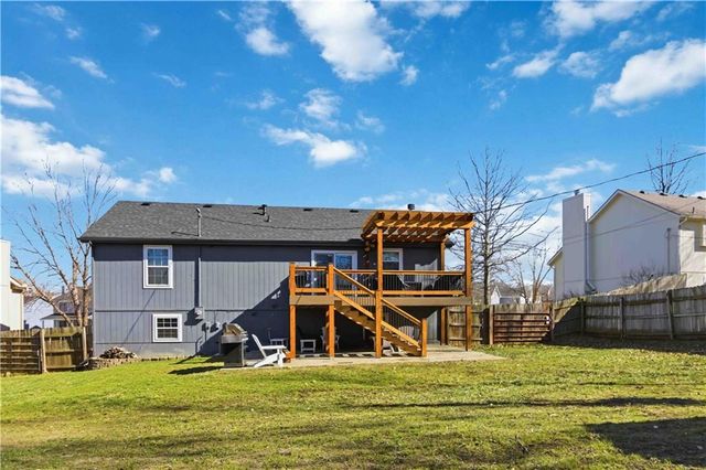 15588 Crestwood Drive, Basehor, KS 66007