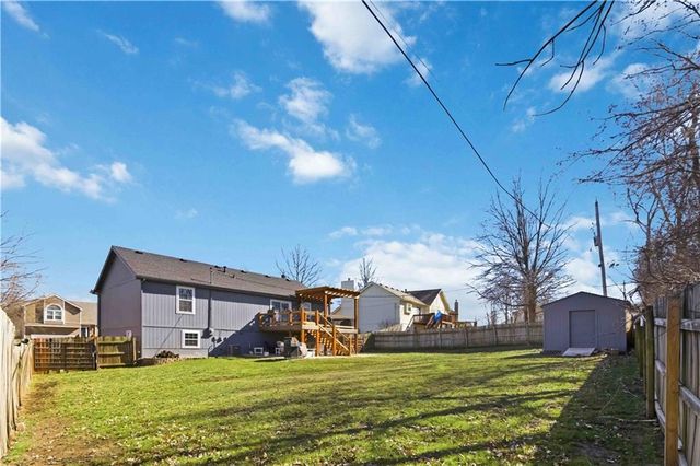 15588 Crestwood Drive, Basehor, KS 66007