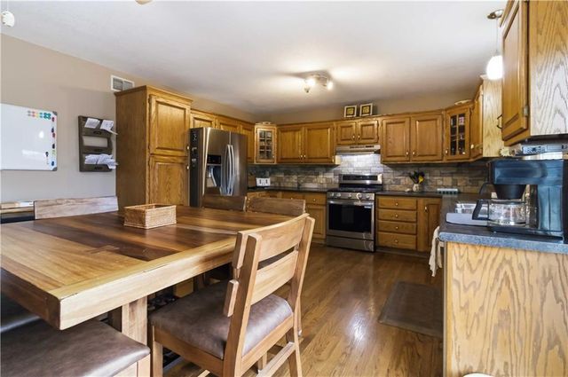 15588 Crestwood Drive, Basehor, KS 66007