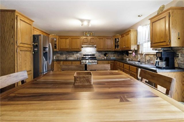 15588 Crestwood Drive, Basehor, KS 66007