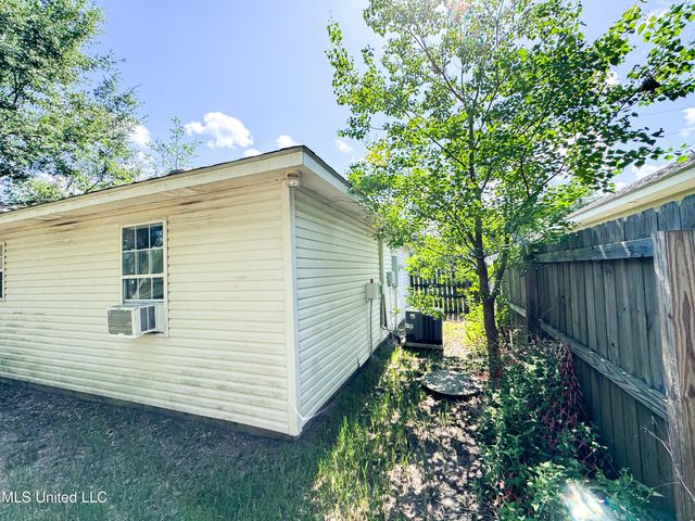 2709 N 12th Street, Ocean Springs, MS 39564