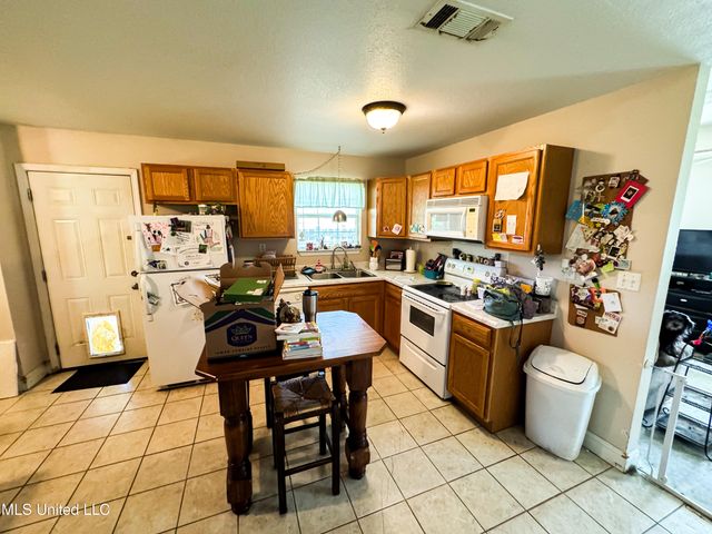2709 N 12th Street, Ocean Springs, MS 39564