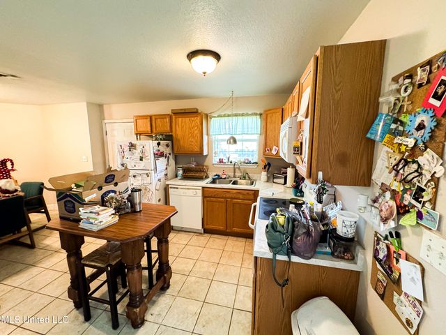 2709 N 12th Street, Ocean Springs, MS 39564
