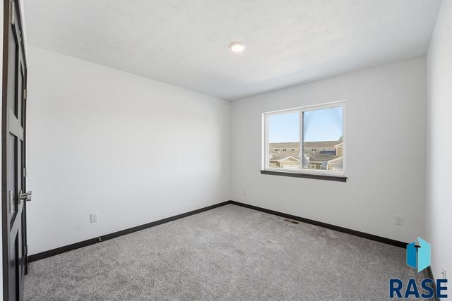 9214 W Ark Pl Place, Sioux Falls, SD 57106