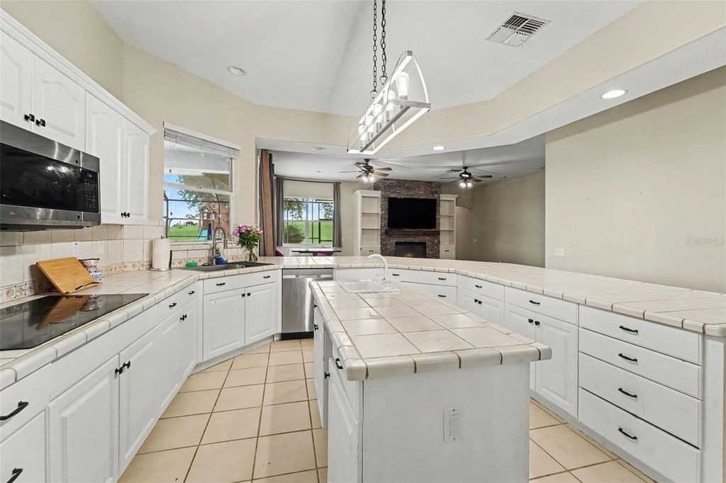 Image 10 of property listing at 37616 SKY RIDGE CIRCLE, Dade City, FL 33525