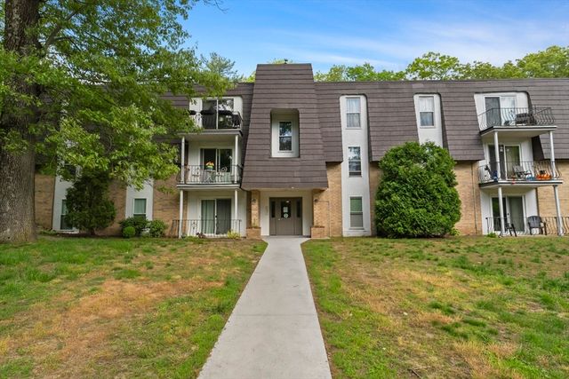 7 Shadowbrook Ln 34, Milford, MA 01757