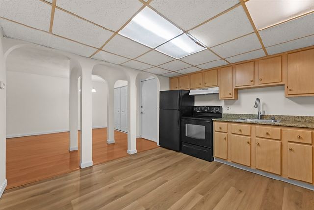 7 Shadowbrook Ln 34, Milford, MA 01757