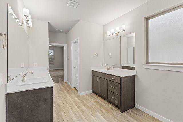 652 Congressional Avenue, Red Oak, TX 75154