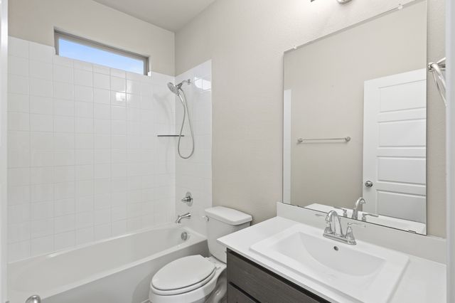 652 Congressional Avenue, Red Oak, TX 75154