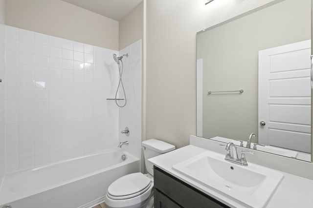 652 Congressional Avenue, Red Oak, TX 75154