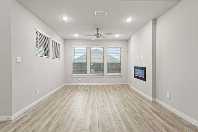 652 Congressional Avenue, Red Oak, TX 75154