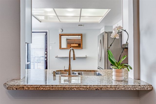 10207 Regal Oaks Drive 210, Dallas, TX 75230