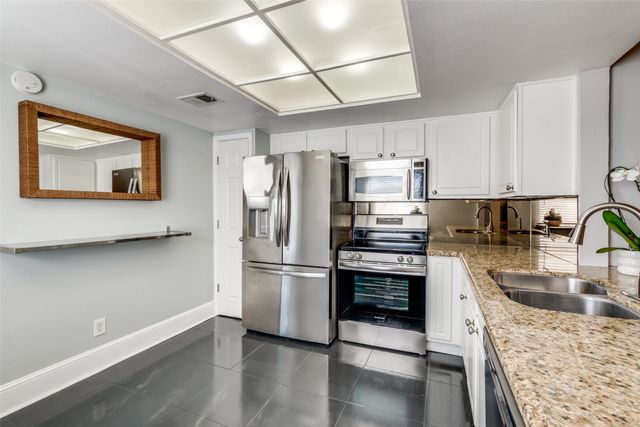 10207 Regal Oaks Drive 210, Dallas, TX 75230