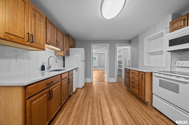 118 S 1ST Street, Long Grove, IA 52756