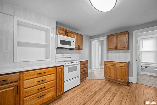 118 S 1ST Street, Long Grove, IA 52756