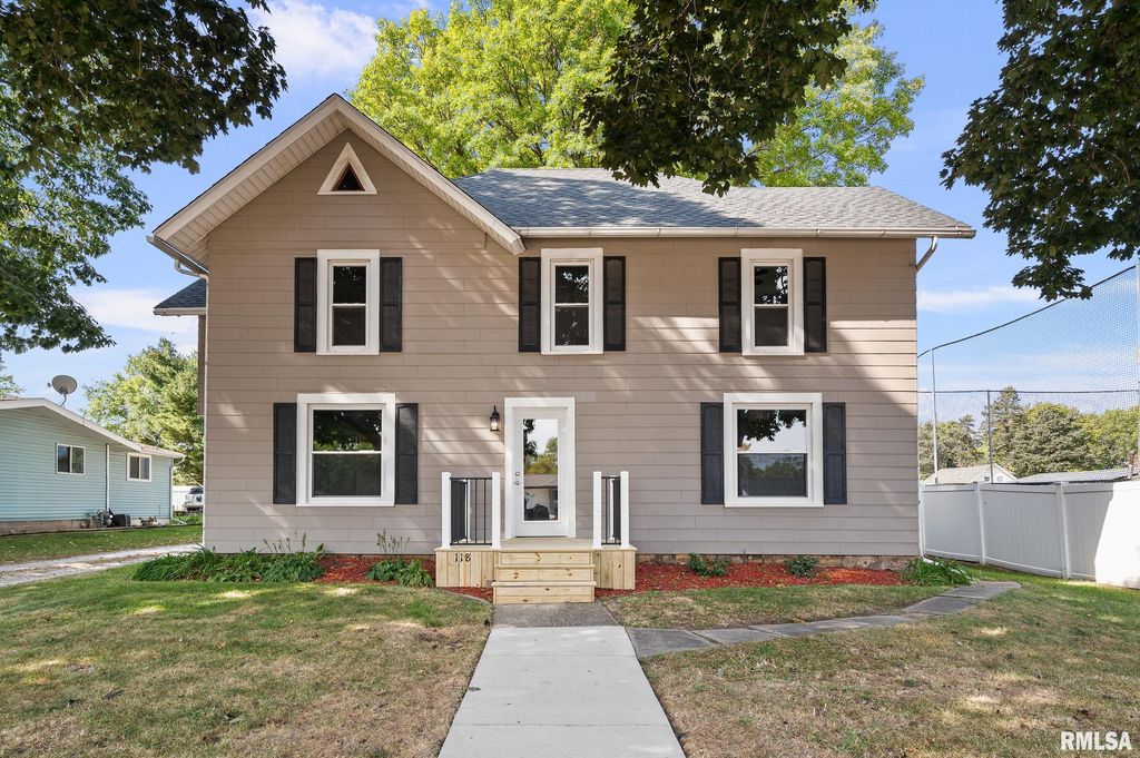 118 S 1ST Street, Long Grove, IA 52756