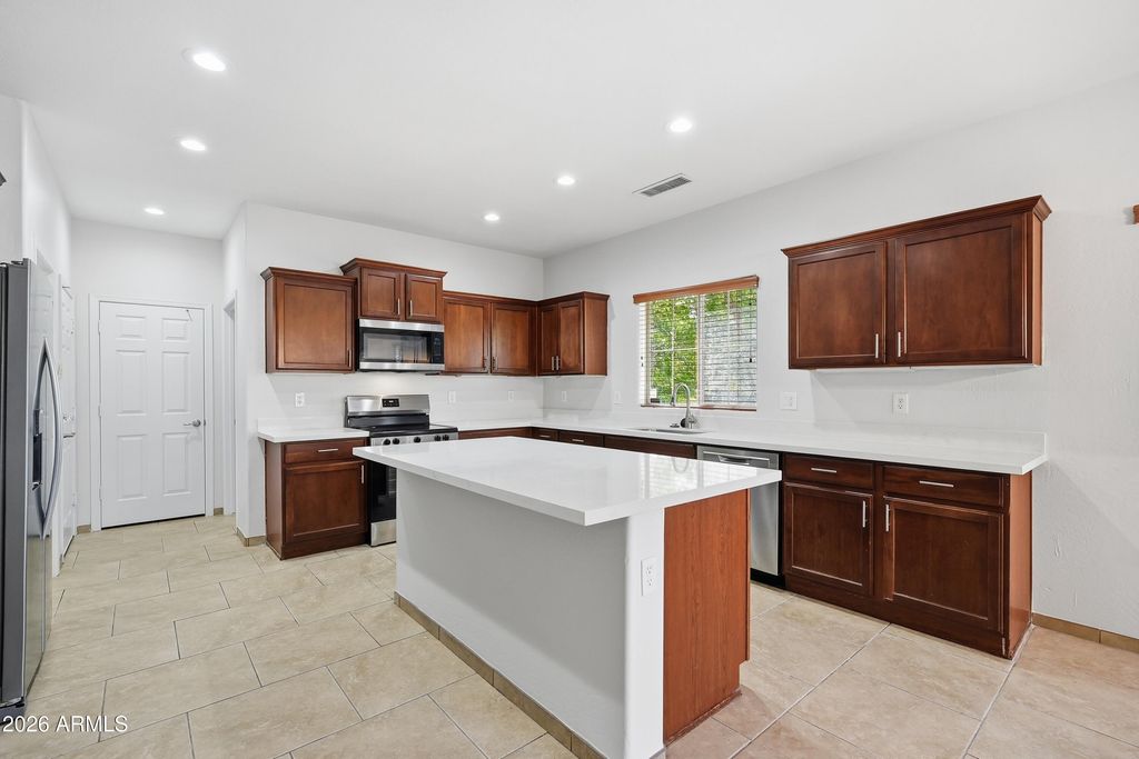 Image 6 of property listing at 2151 W MONTE CRISTO Avenue, Phoenix, AZ 85023